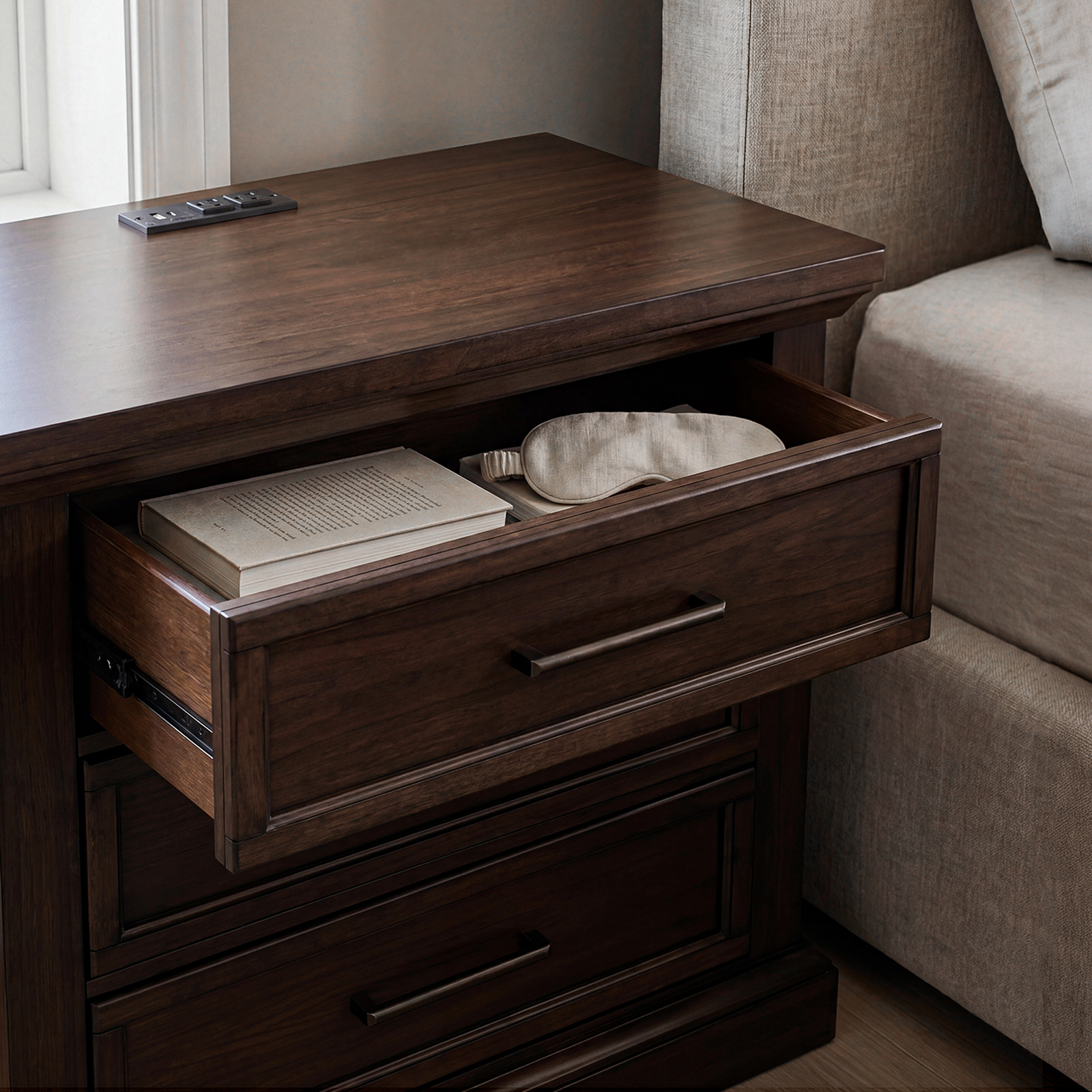 COLAMY HOLLIS 3-Drawer Vintage Nightstand