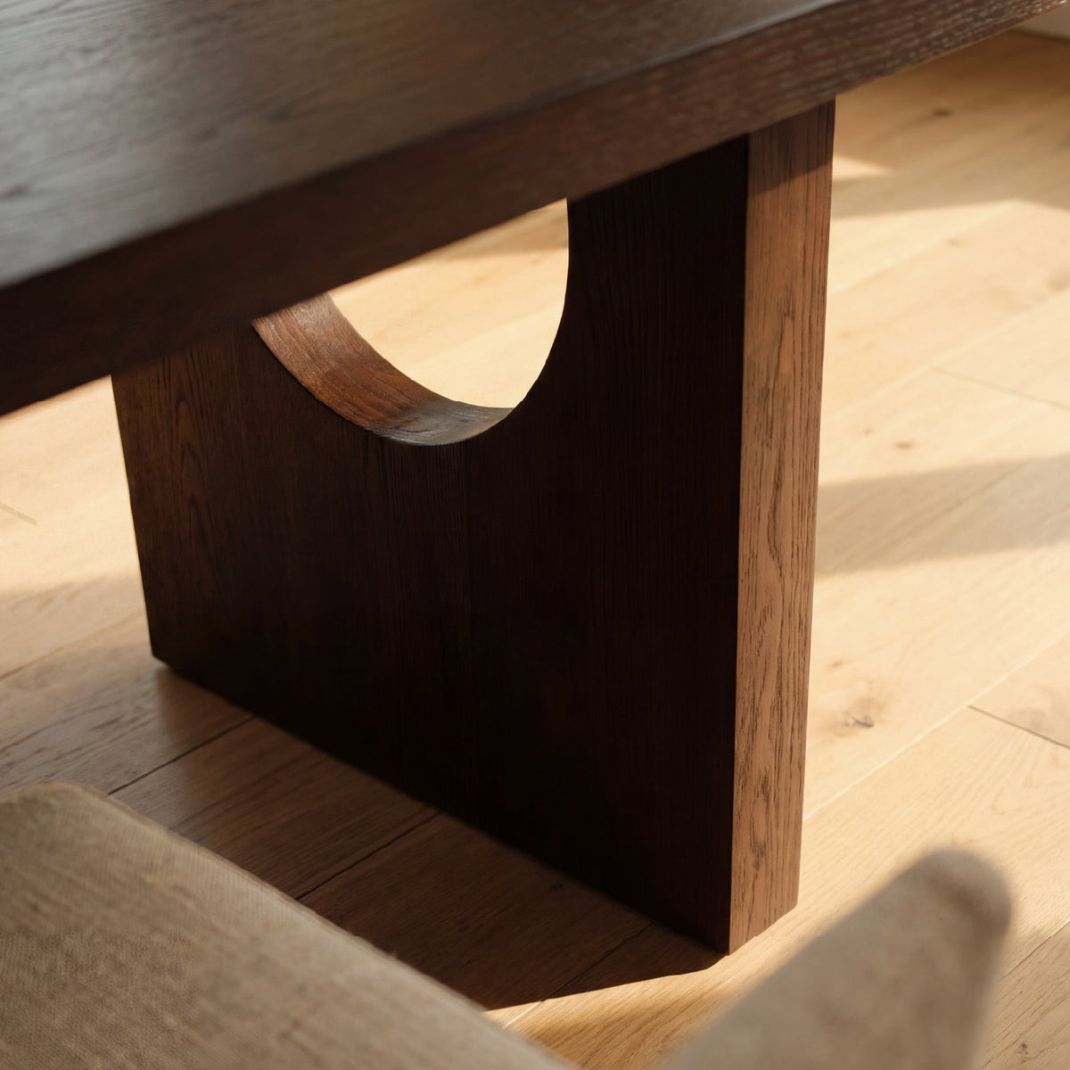 COLAMY HALO dining table spacious tabletop for everyday family dining and entertaining