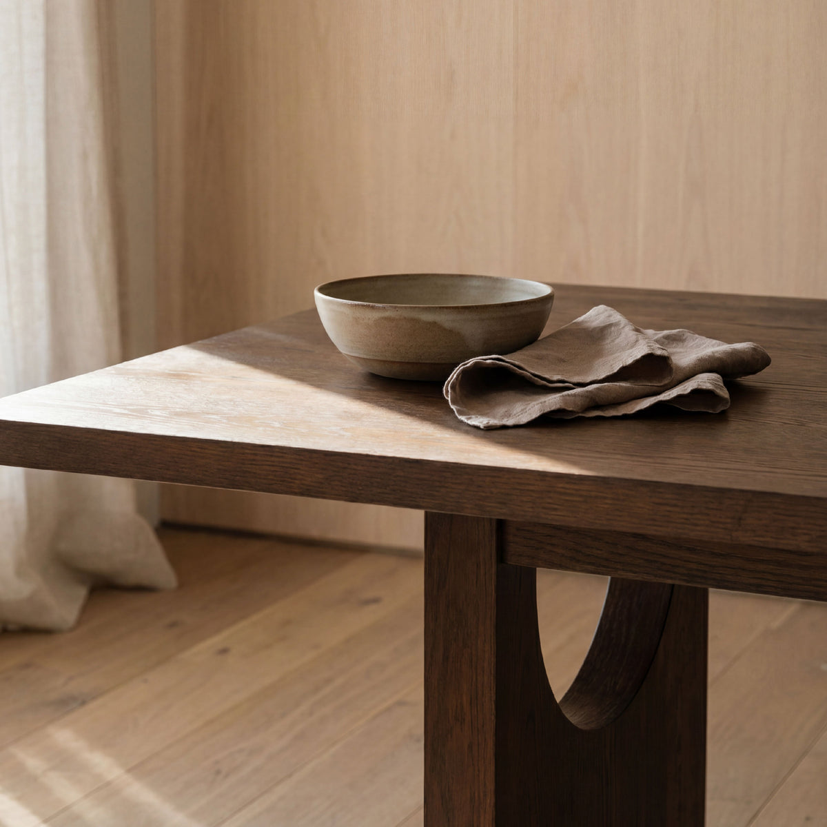 COLAMY HALO dining table woodgrain surface and sturdy base detail