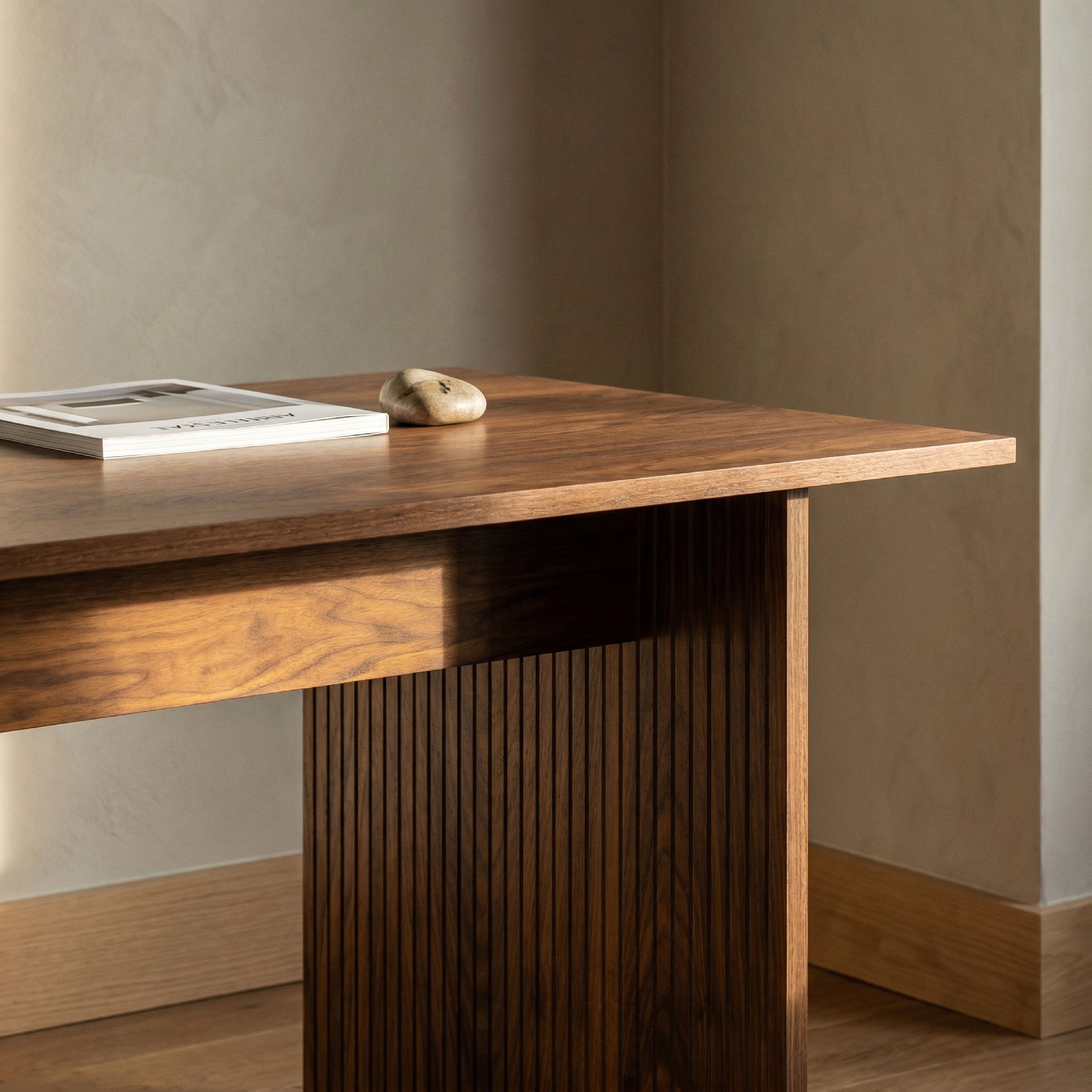 COLAMY HALO dining table woodgrain tabletop and sturdy base detail